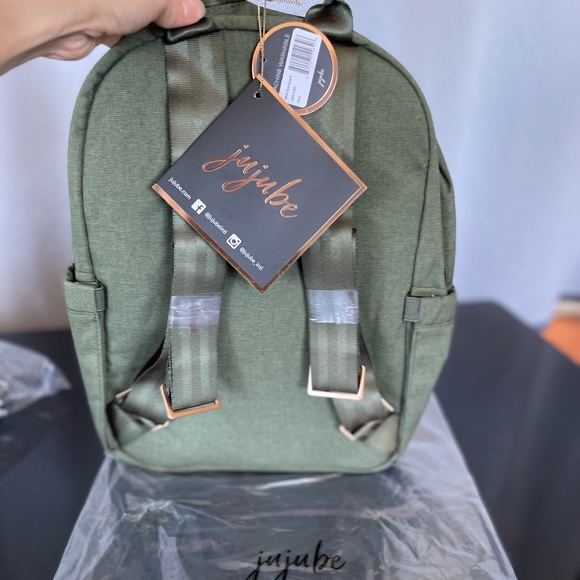 NWT JuJuBe MIDI Backpack in -OLIVE CHROMATICS - Picture 3 of 9